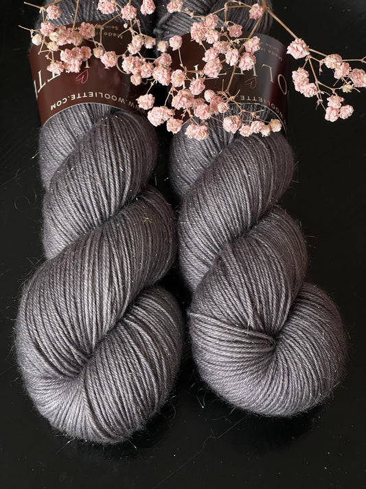Laine Bimba Fingering mérinos nylon Stellina Minnie gris souris pailletée teinte main Wooliette
