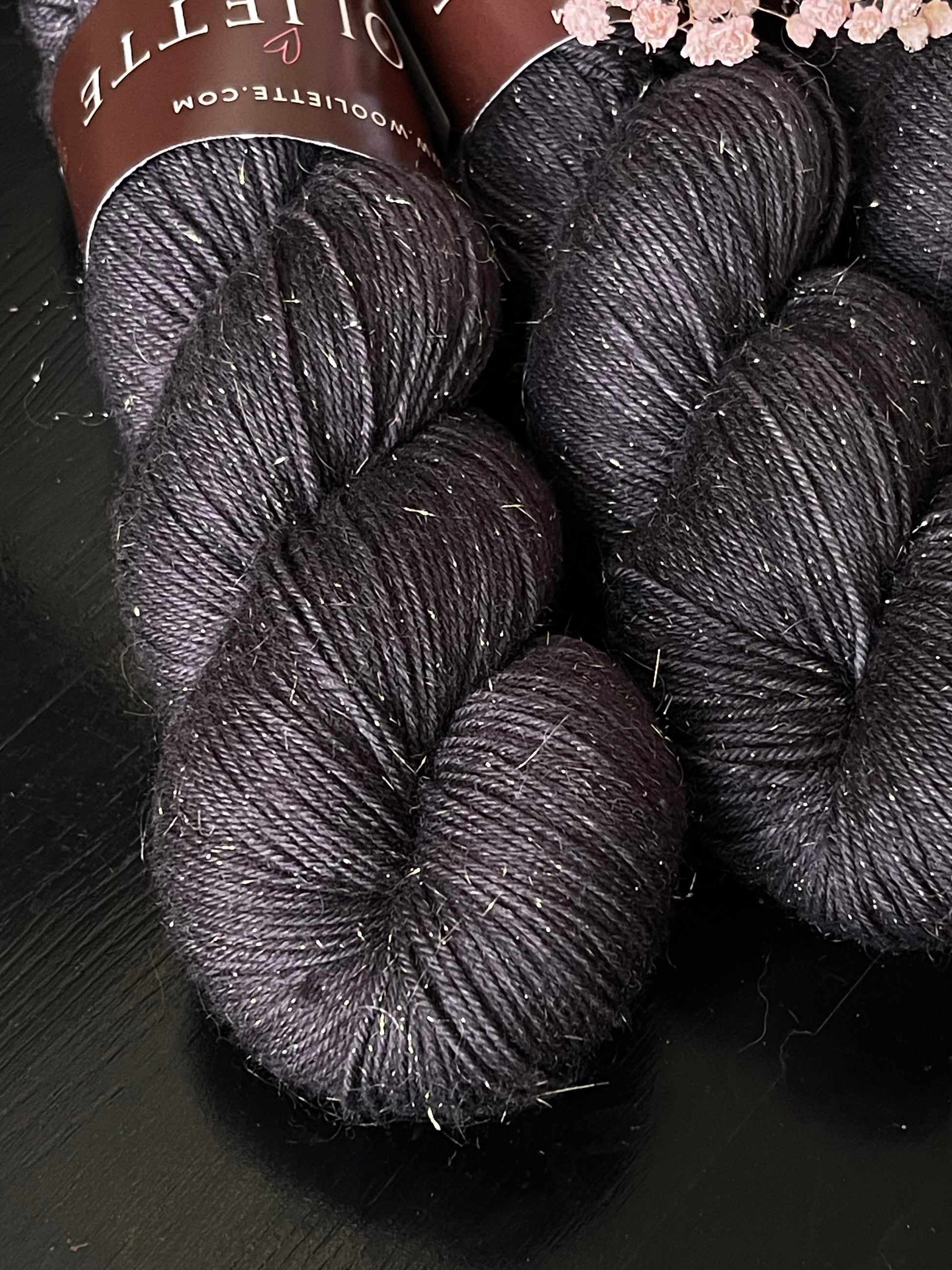 Écheveau laine à chaussettes pailletée fingering Blacklisted 100g 400m noir anthracite Wooliette