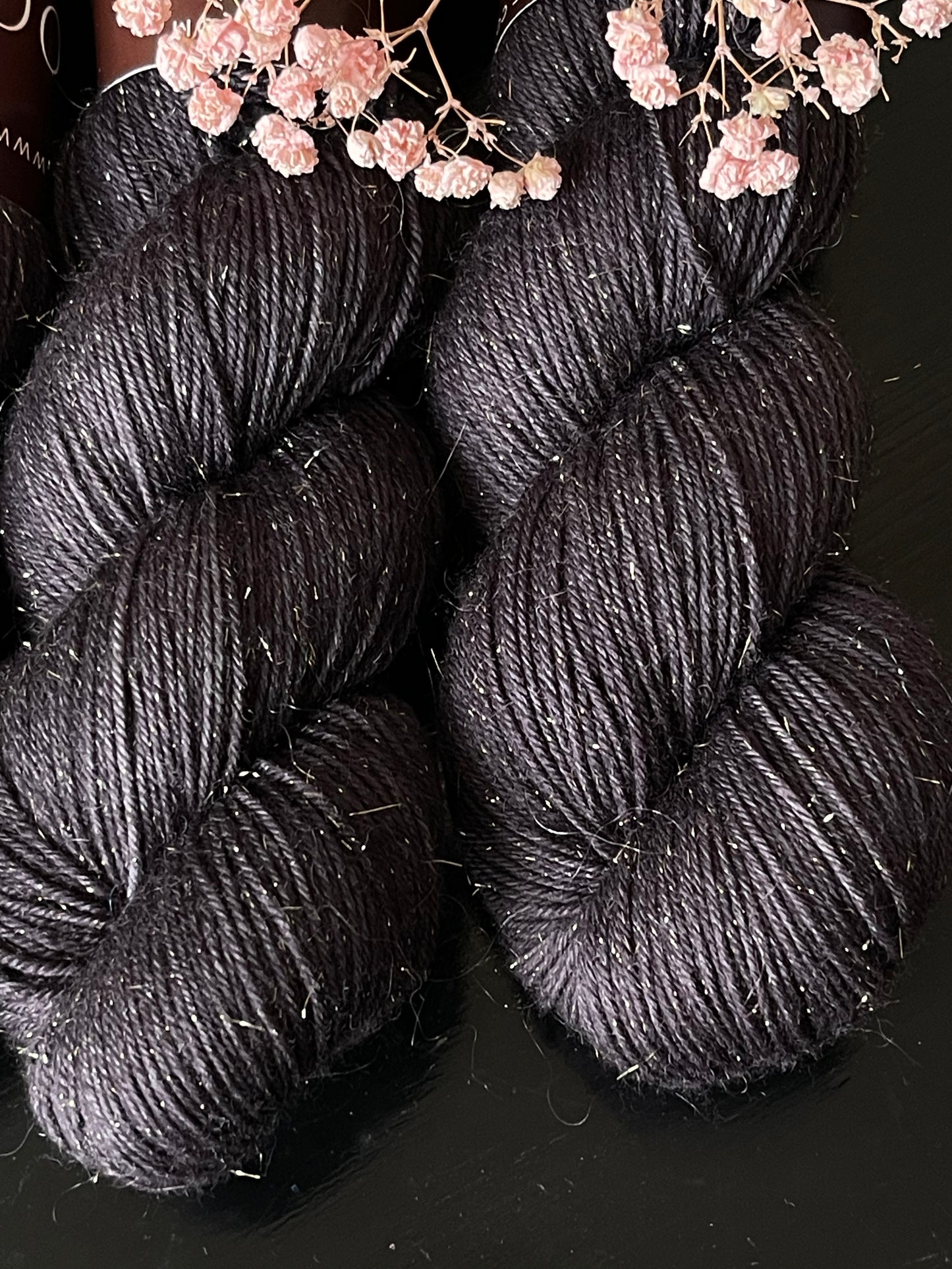 Détail texture laine Bimba mérinos Stellina dorée coloris noir Blacklisted Wooliette