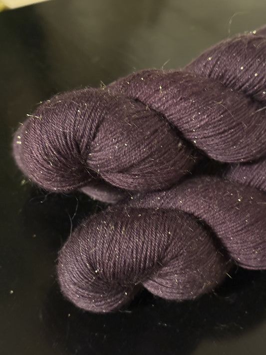 Laine Bimba Fingering mérinos nylon Stellina Moody prune teinte main Wooliette