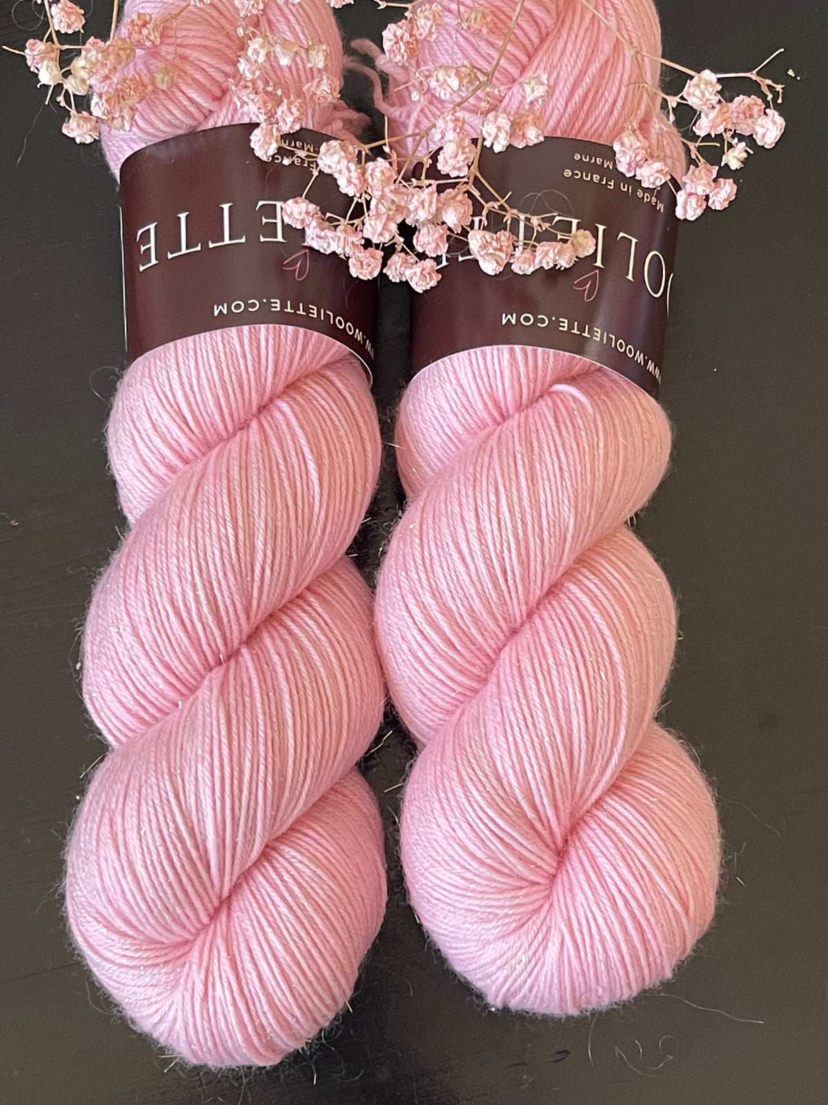 Détail texture laine Bimba mérinos Stellina dorée coloris rose gourmand Chamallow Wooliette