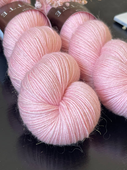 Laine Bimba Fingering mérinos nylon Stellina Chamallow rose bonbon teinte main Wooliette