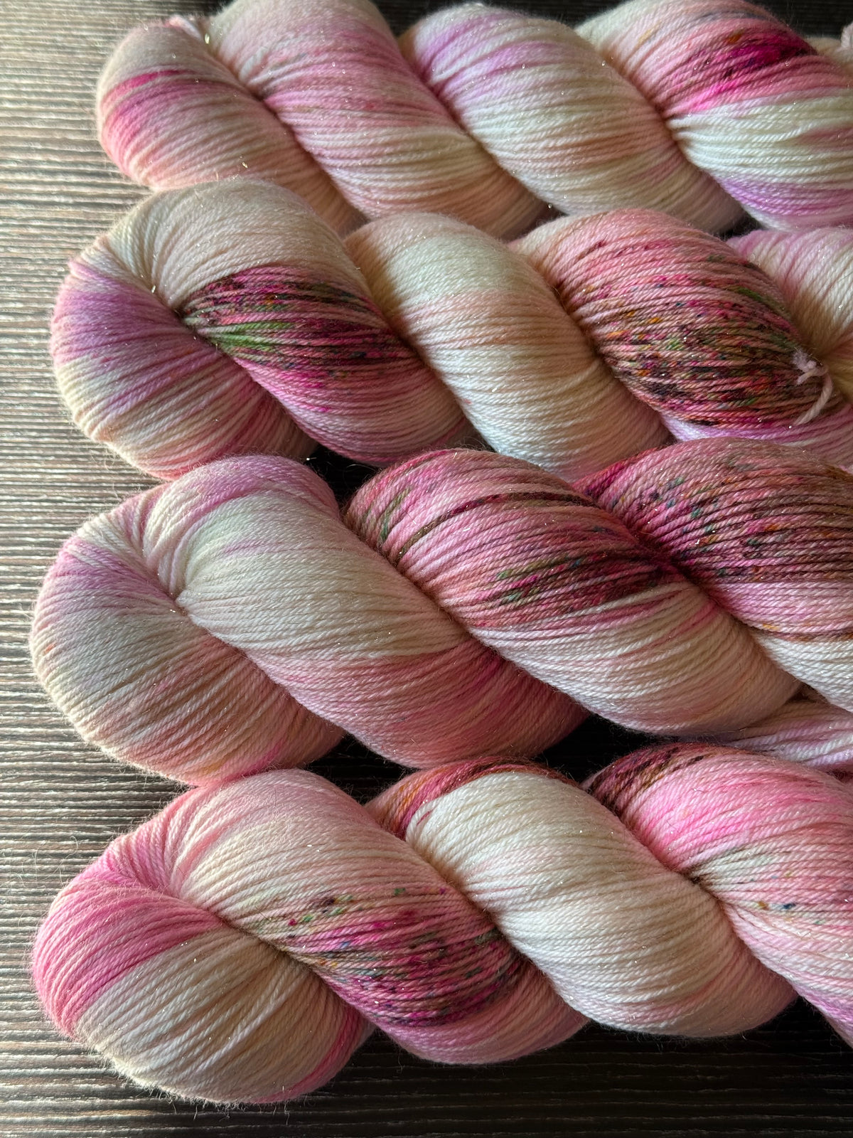 Écheveau laine à chaussettes pailletée multicolore Tarte à la Fraise 100g 400m rose et écru Wooliette