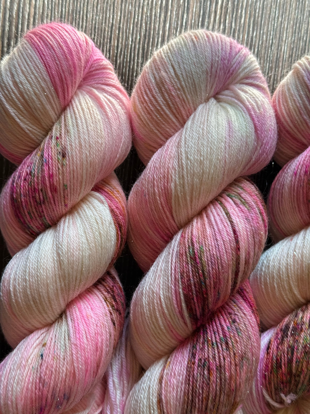 Détail texture laine Bimba mérinos Stellina dorée coloris moucheté rose Tarte à la Fraise Wooliette