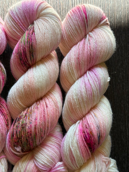 Laine Bimba Fingering mérinos nylon Stellina Tarte à la Fraise rose écru mouchetée teinte main Wooliette