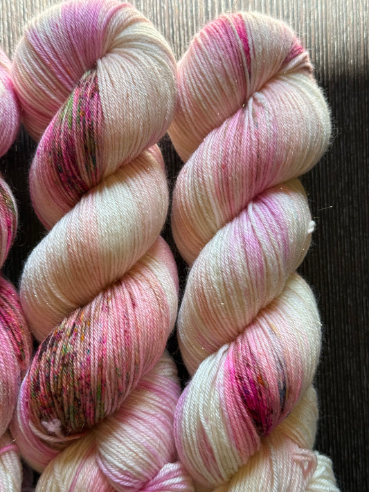 Laine Bimba Fingering mérinos nylon Stellina Tarte à la Fraise rose écru mouchetée teinte main Wooliette