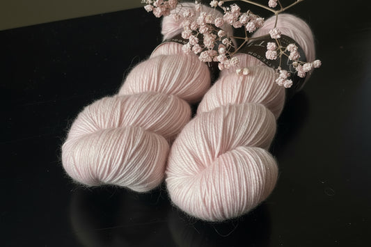 Laine Bimba Fingering mérinos nylon Stellina Angel rose pâle teinte main Wooliette