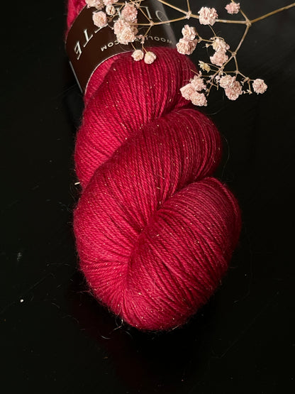 Écheveau laine à chaussettes pailletée fingering Burlesque 100g 400m rouge cerise grenat Wooliette