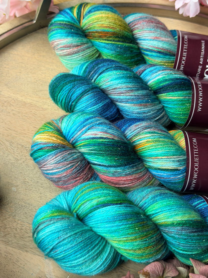 Écheveau laine à chaussettes pailletée multicolore Coraline 100g 400m turquoise vert et bleu Wooliette