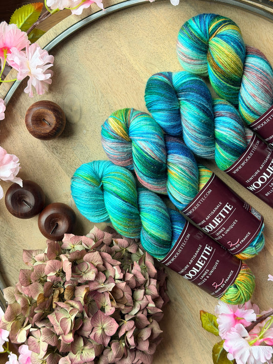 Laine Bimba Fingering mérinos nylon Stellina Coraline turquoise multicolore teinte main Wooliette