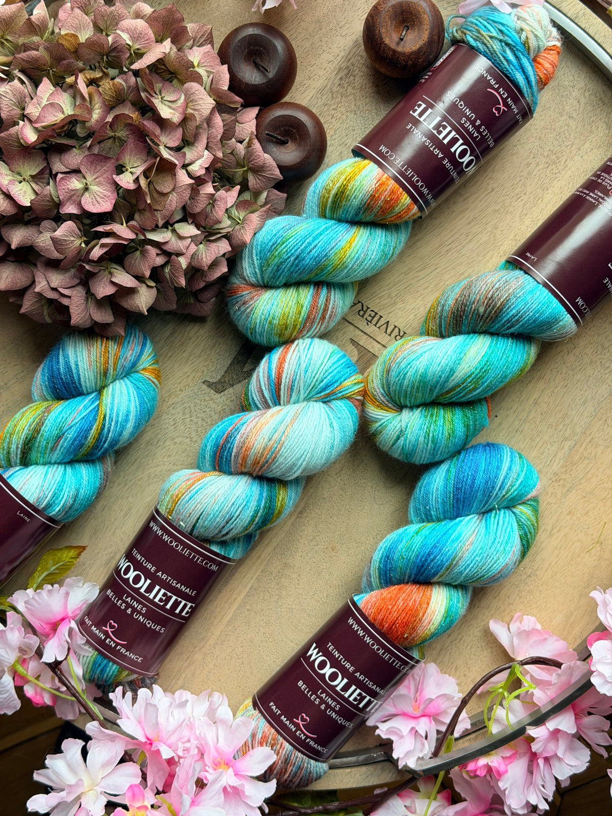 Détail texture laine Bimba mérinos Stellina dorée coloris turquoise moucheté orange Allegria Wooliette