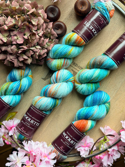 Détail texture laine Bimba mérinos Stellina dorée coloris turquoise moucheté orange Allegria Wooliette