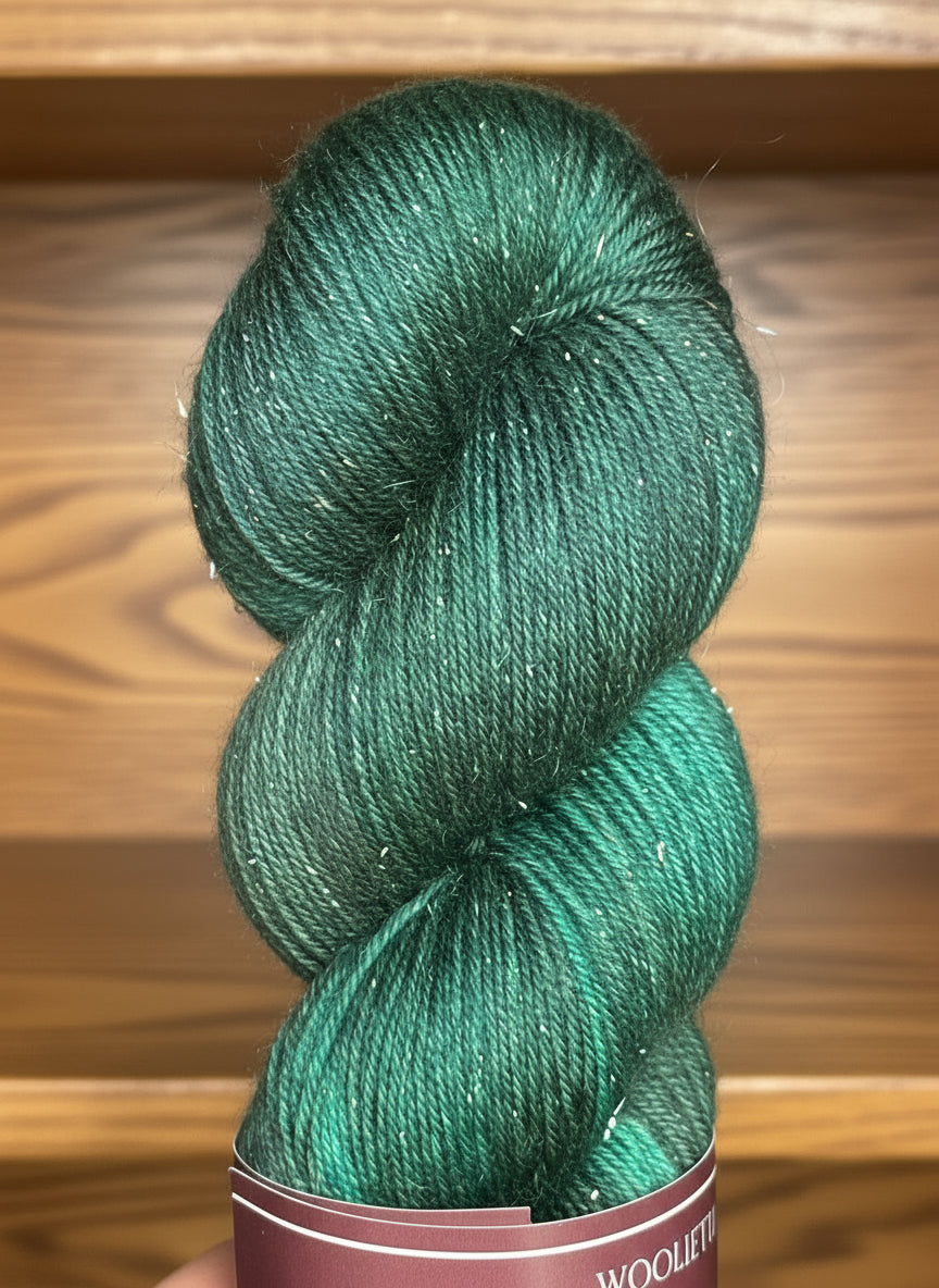 Détail texture laine Bimba mérinos Stellina dorée coloris vert forêt Mystic Woods Wooliette