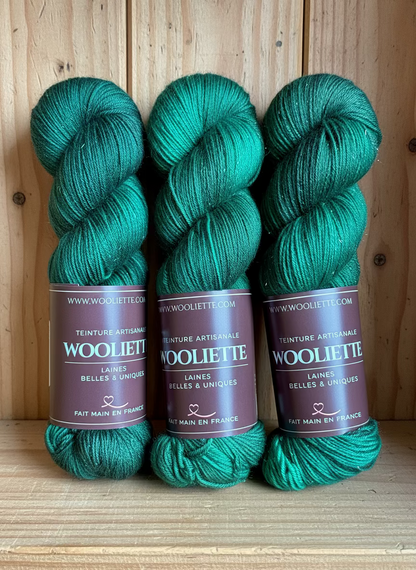 Laine Bimba Fingering mérinos nylon Stellina Mystic Woods vert sapin teinte main Wooliette