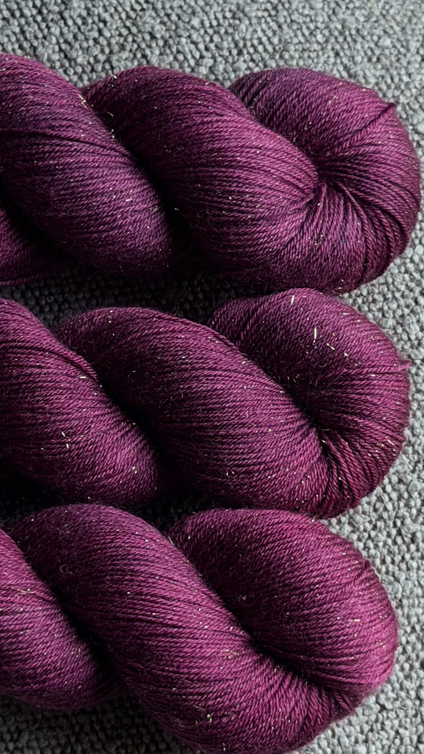 Écheveau laine à chaussettes pailletée fingering Prunelle 100g 400m violet velouté Wooliette