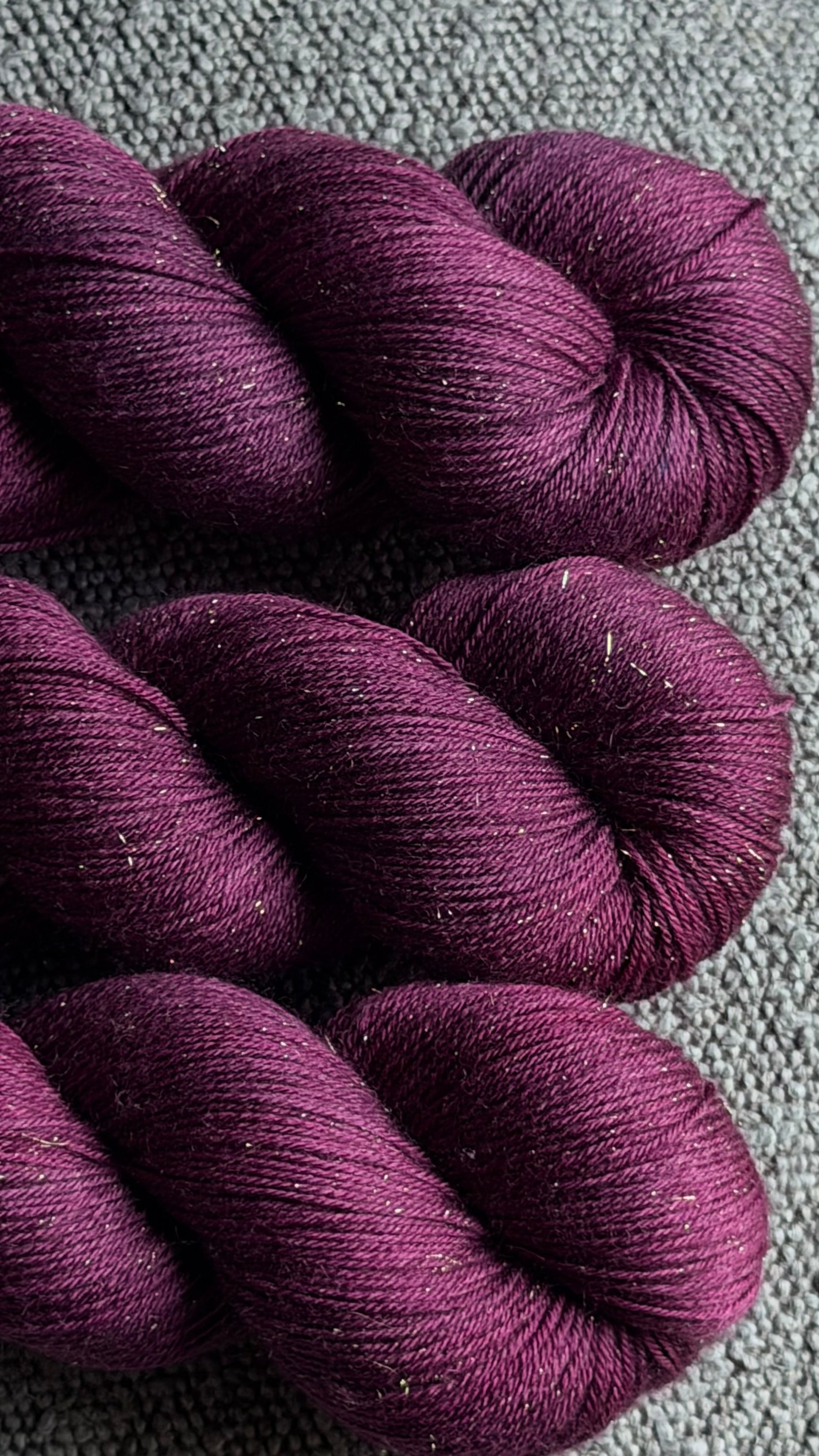 Écheveau laine à chaussettes pailletée fingering Prunelle 100g 400m violet velouté Wooliette