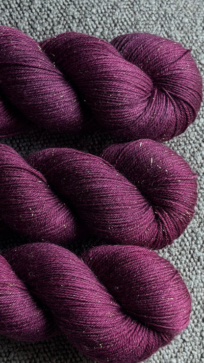 Écheveau laine à chaussettes pailletée fingering Prunelle 100g 400m violet velouté Wooliette