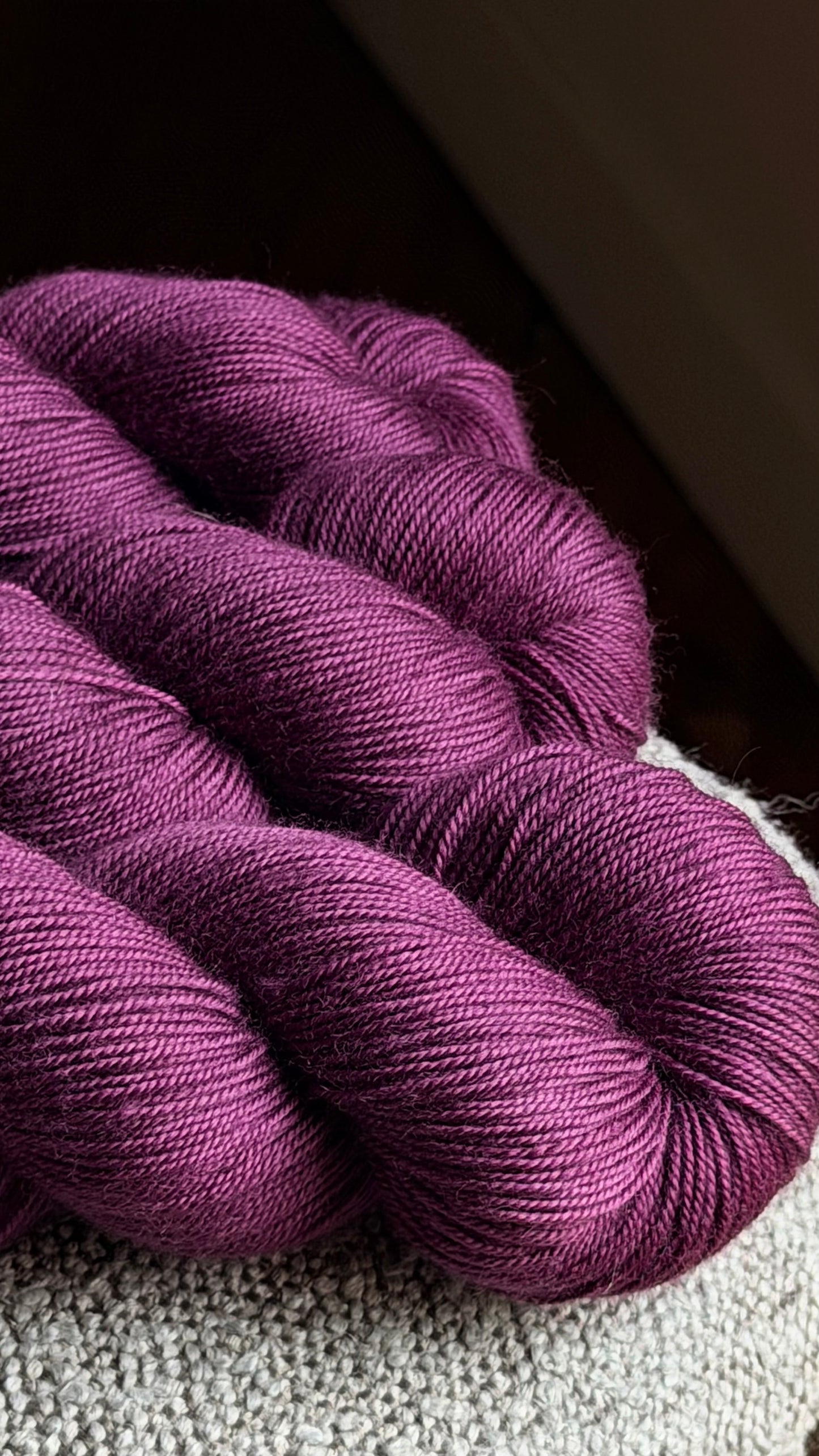 Laine Bimba Fingering mérinos nylon Stellina Prunelle violet profond teinte main Wooliette