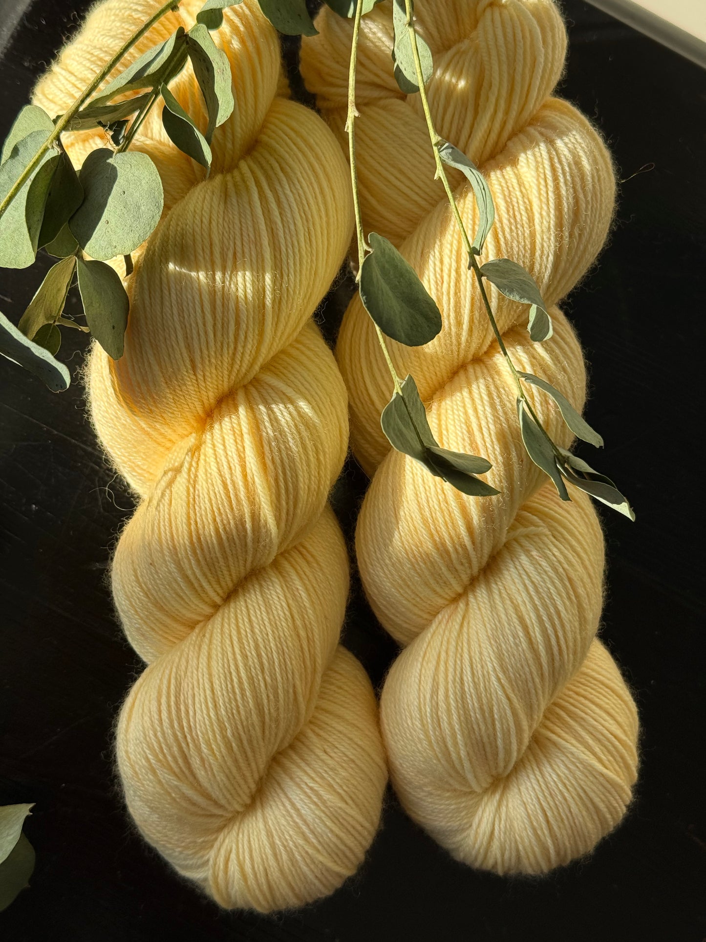 Écheveau laine mérinos nylon fingering Velours de Vanille 100g 400m vanille crème clair Wooliette