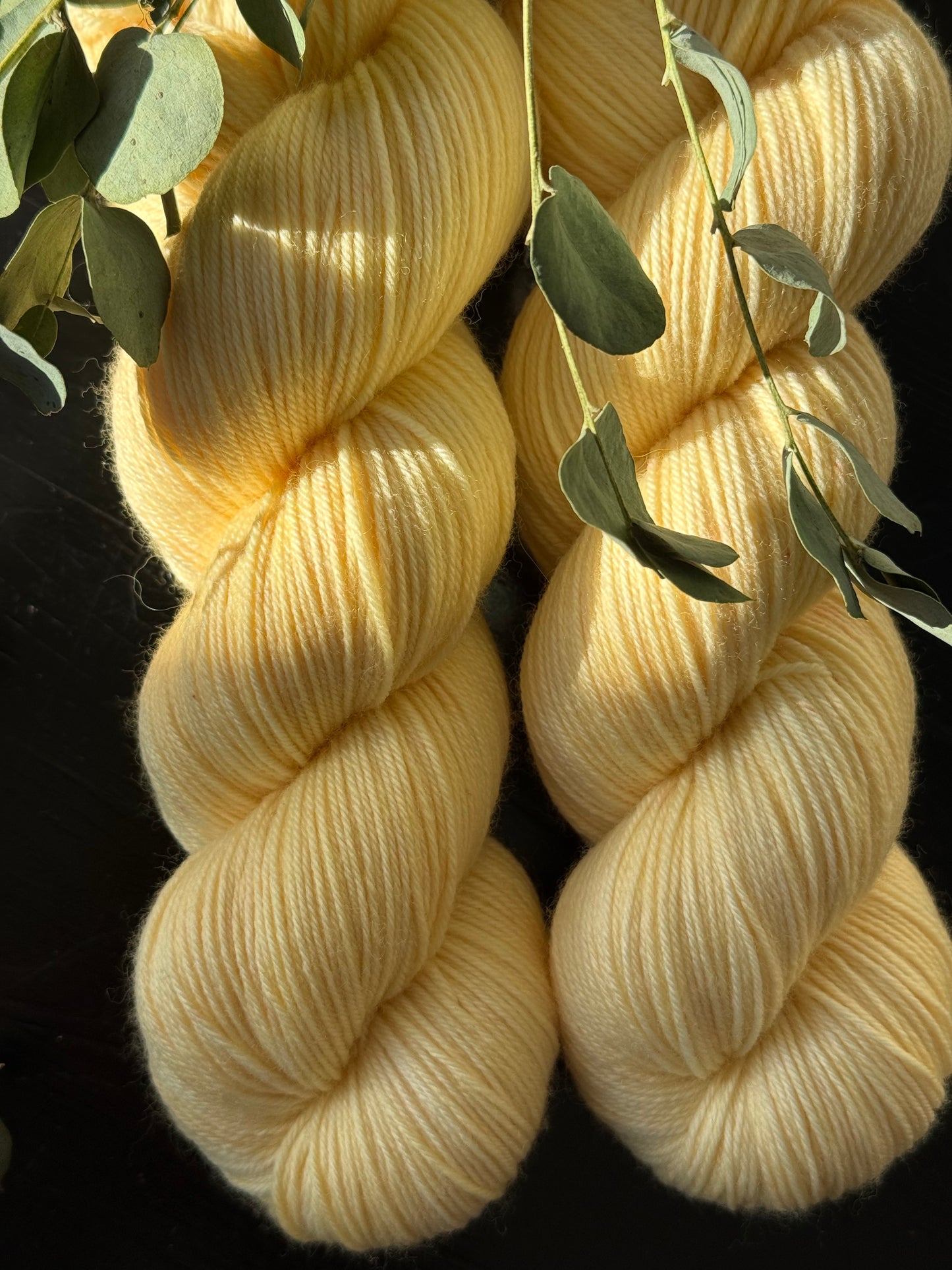 Laine à chaussettes artisanale jaune pâle mérinos nylon fingering France Wooliette