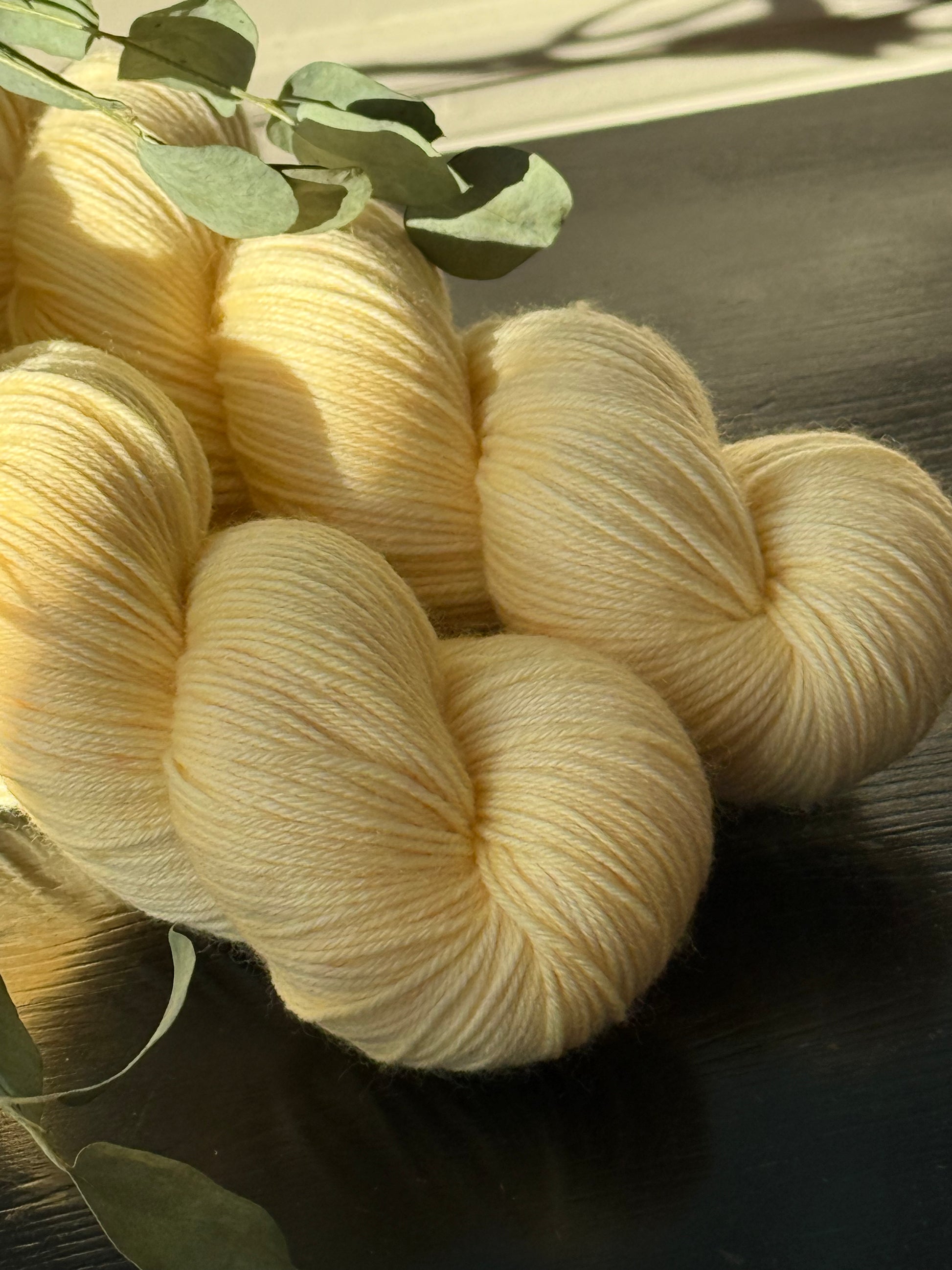 Laine Cybele Fingering mérinos nylon Velours de Vanille vanille pâle teinte main Wooliette