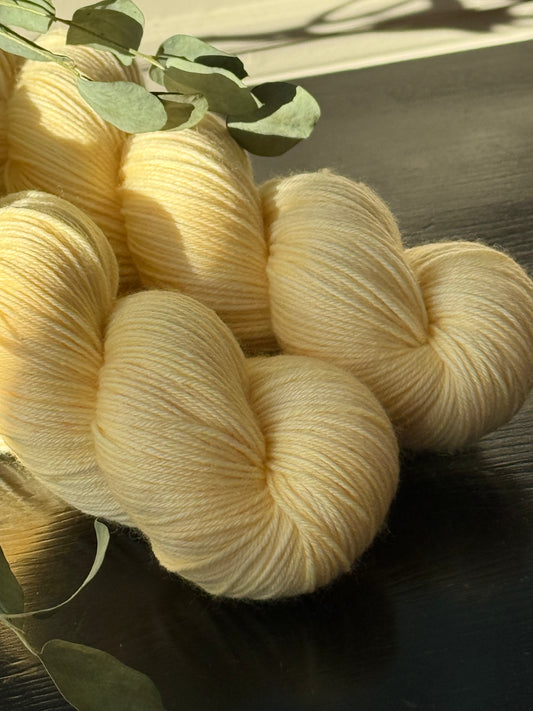 Laine Cybele Fingering mérinos nylon Velours de Vanille vanille pâle teinte main Wooliette