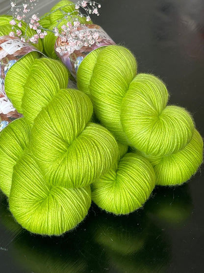 Écheveau laine mérinos nylon fingering Artemis 100g 400m vert anis chartreuse Wooliette