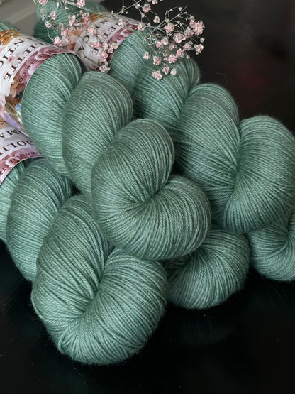Écheveau laine mérinos nylon fingering Karma 100g 400m vert d'eau profond Wooliette