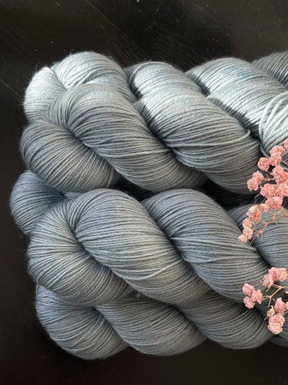 Détail texture laine Cybele mérinos nylon coloris vert-gris doux Eucalyptus Wooliette