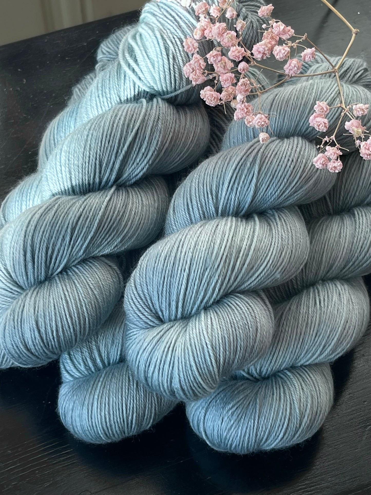 Laine Cybele Fingering mérinos nylon Eucalyptus vert-gris teinte main Wooliette