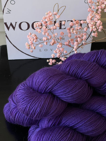 Laine Cybele Fingering mérinos nylon Iris violet teinte main Wooliette