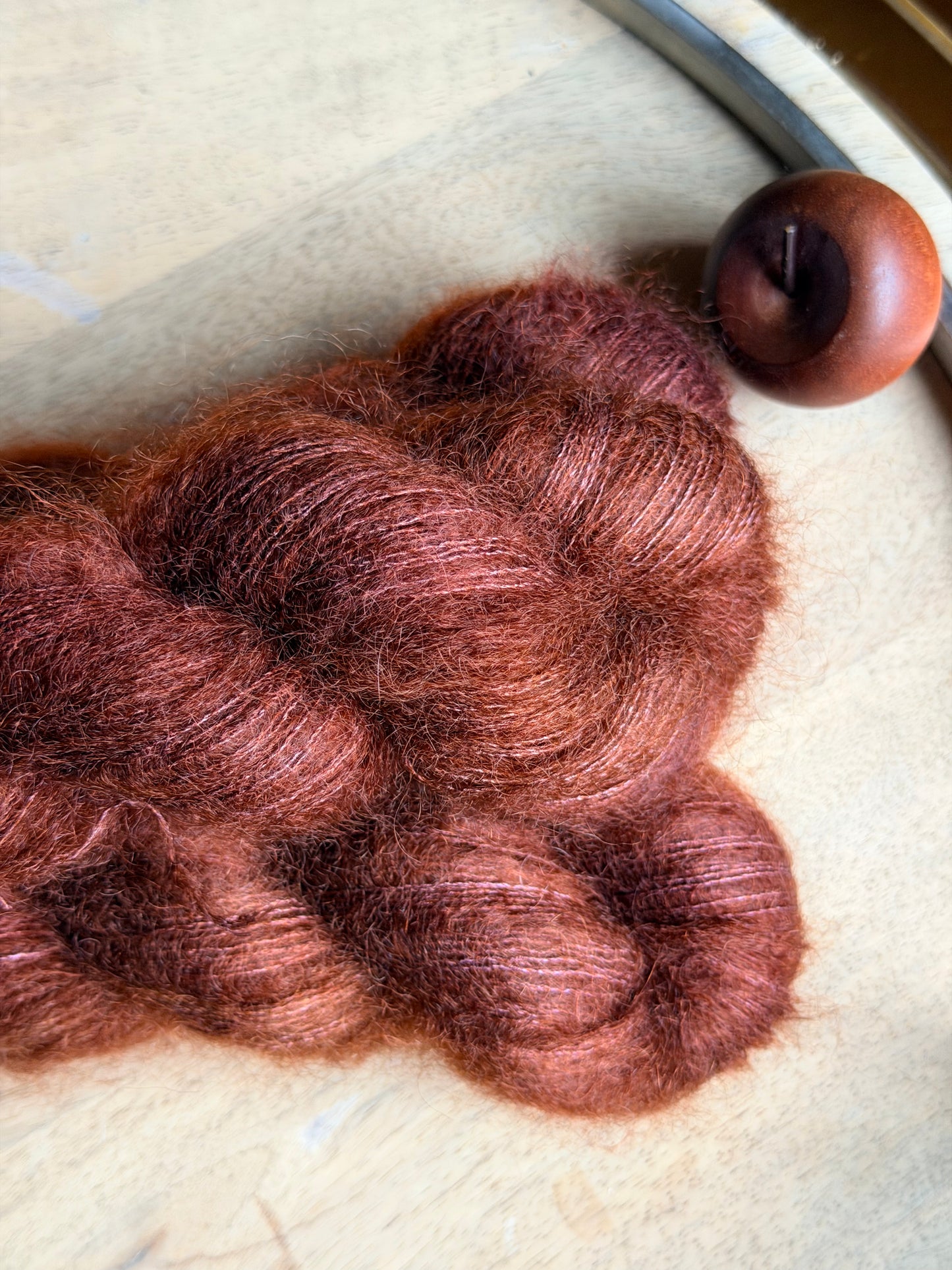 Détail du halo de kid mohair brun auburn aux reflets rougeoyants teint à la main en France