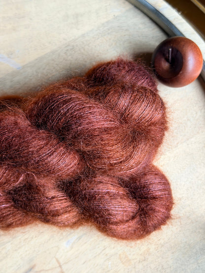 Détail du halo de kid mohair brun auburn aux reflets rougeoyants teint à la main en France
