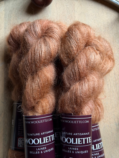 Détail du halo de kid mohair et soie caramel rosé Faubourg teint à la main en France
