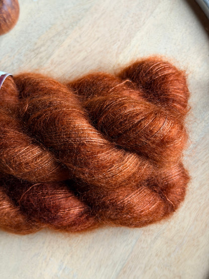 Détail du halo de kid mohair roux cuivré aux reflets dorés teint à la main en France