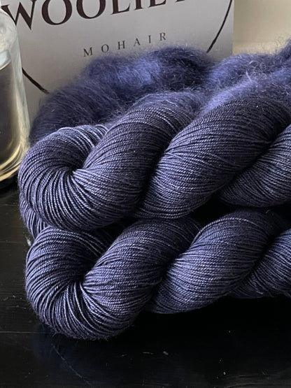 Laine Portofino Fingering mérinos extra-fine Mamy Blue bleu marine avec écheveau Doucette mohair même coloris Wooliette