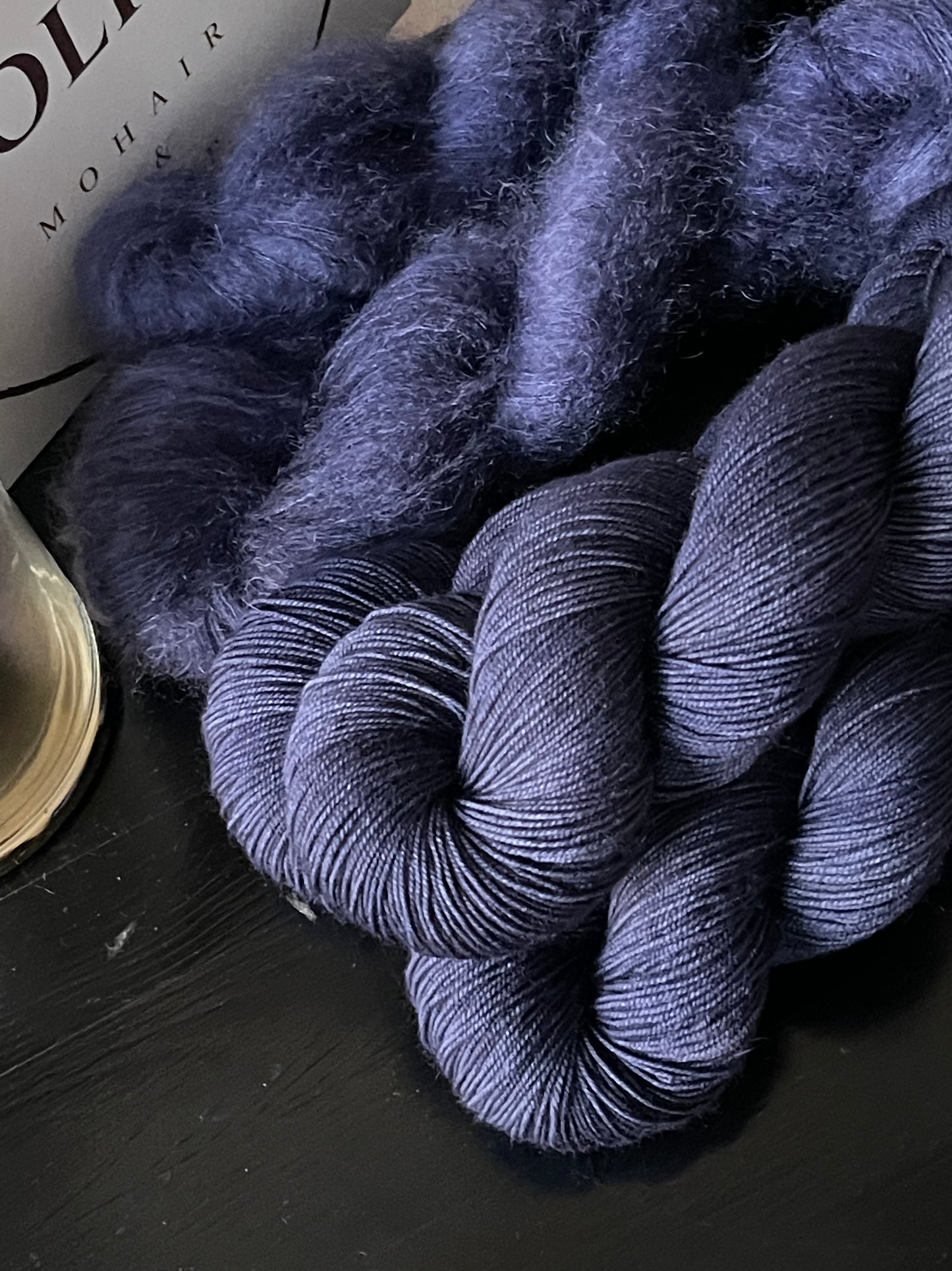Laine artisanale bleu marine mérinos fingering teinte main France Wooliette