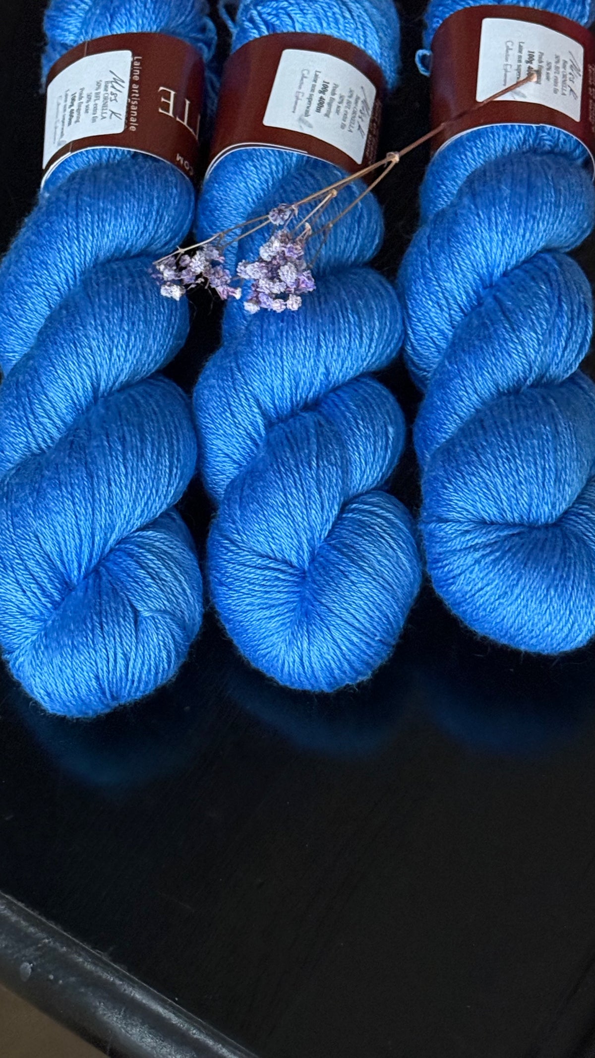 Détail texture laine Ornella BFL soie brillante coloris bleu vif Miss K Wooliette