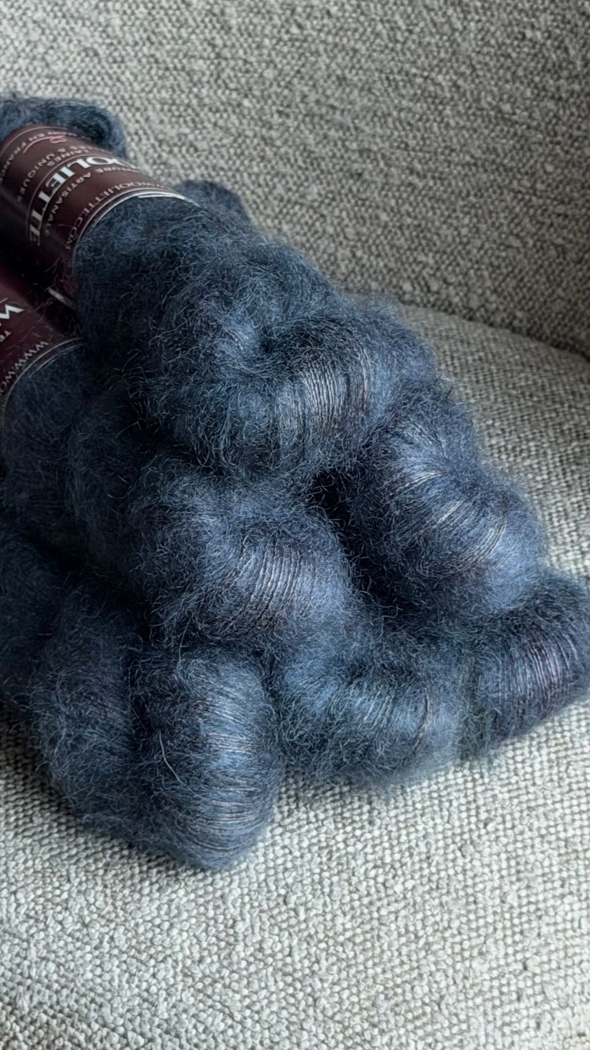 Détail texture Doucette kid mohair soie halo vaporeux coloris bleu gris Stormlights Wooliette