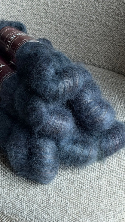 Détail texture Doucette kid mohair soie halo vaporeux coloris bleu gris Stormlights Wooliette