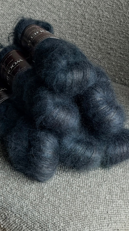 Laine Doucette kid mohair et soie Stormlights bleu ardoise grisé teinte main Wooliette