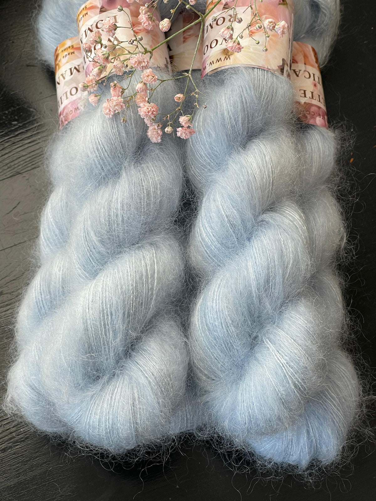 Laine Doucette Romantica kid mohair et soie Muse bleu ciel pâle teinte main Wooliette