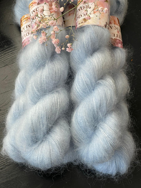 Laine Doucette Romantica kid mohair et soie Muse bleu ciel pâle teinte main Wooliette