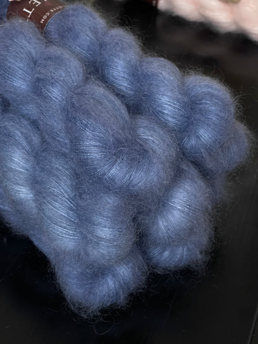Laine Doucette kid mohair et soie Pop Blue bleu jean teinte main 