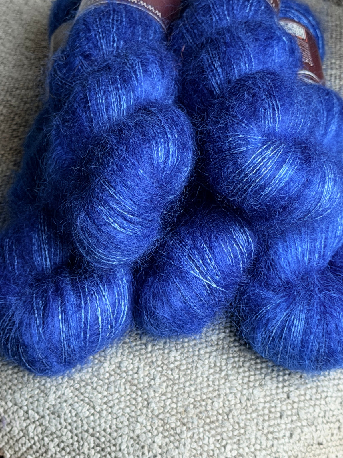Détail texture Doucette kid mohair soie halo vaporeux coloris bleu roi Wooliette