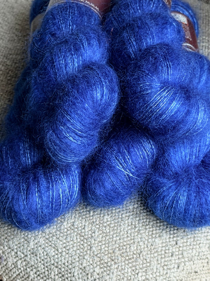 Détail texture Doucette kid mohair soie halo vaporeux coloris bleu roi Wooliette