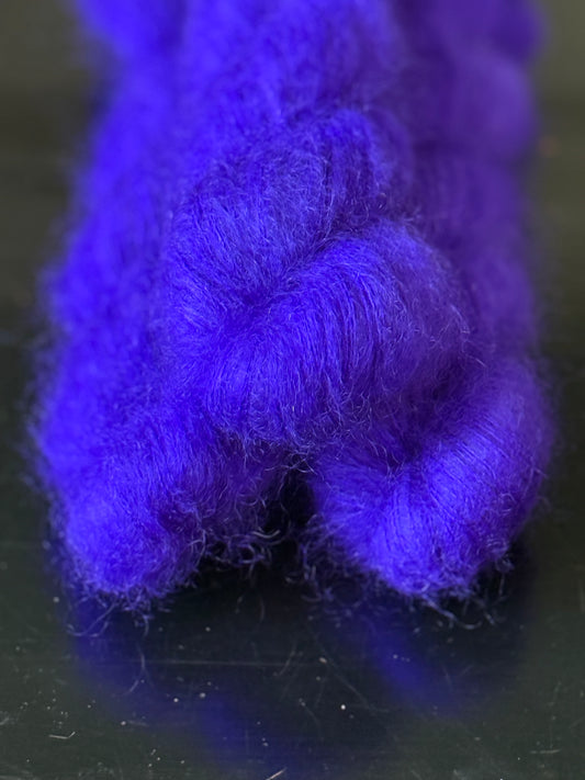 Laine Doucette kid mohair et soie Midnight Paradise bleu-violet teinte main Wooliette