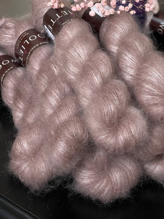 Laine Doucette kid mohair et soie Mars et Vénus bois rosé teinte main Wooliette