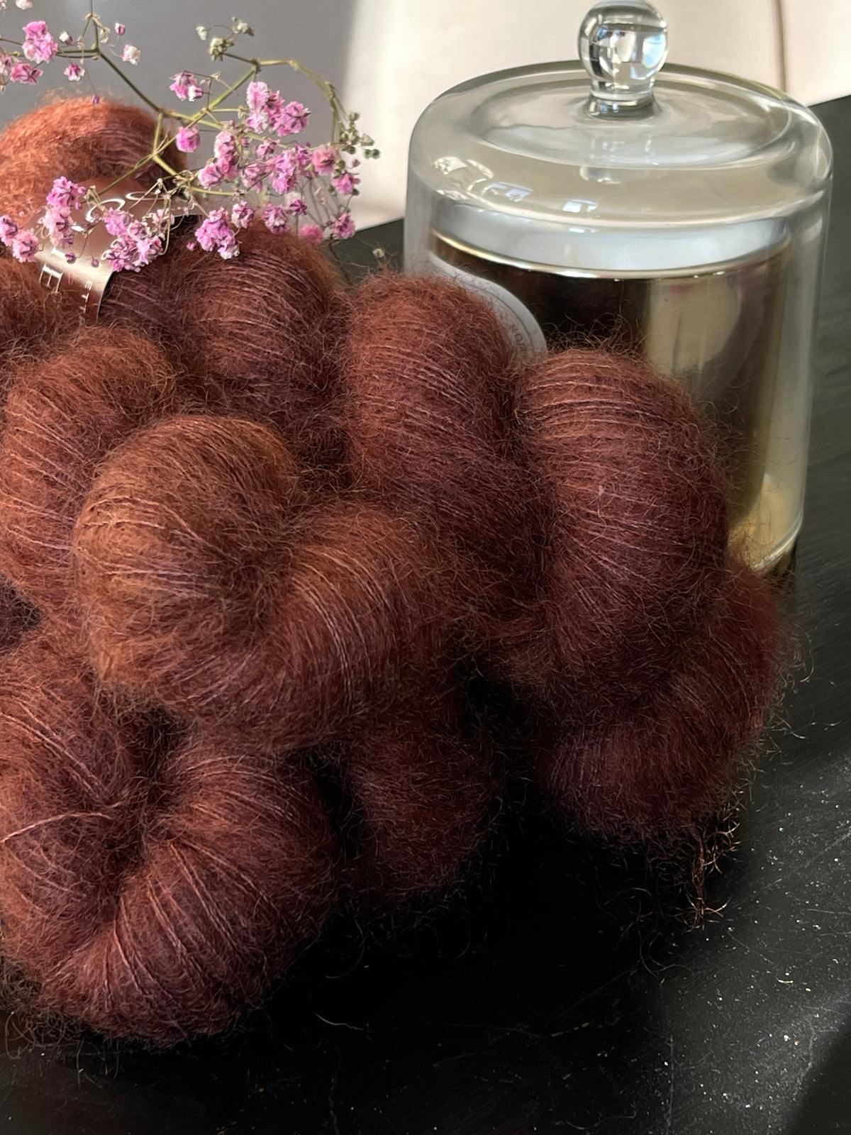 Détail texture Doucette kid mohair soie halo vaporeux coloris brun La Dame de Fer Wooliette