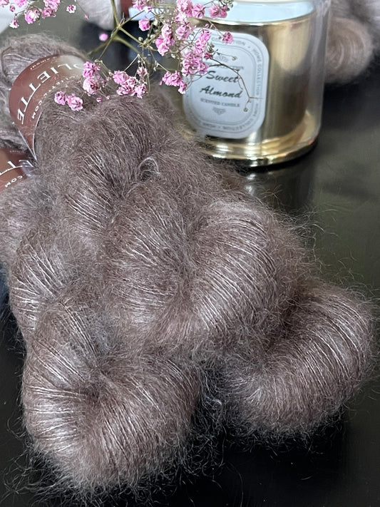 Laine Doucette kid mohair et soie Moonlight brun clair noisette teinte main Wooliette